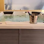 Beautiful Duplex With Jacuzzi Дом отдыха *