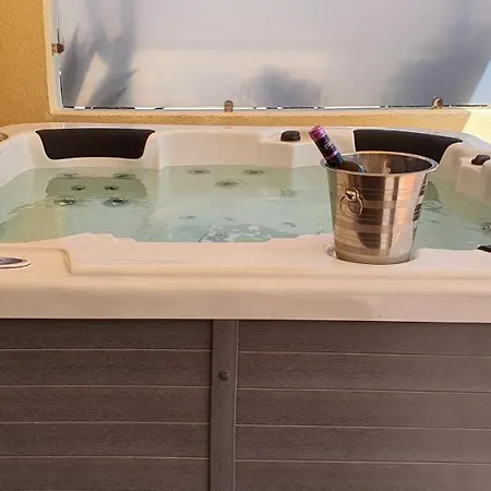 Beautiful Duplex With Jacuzzi בית נופש *